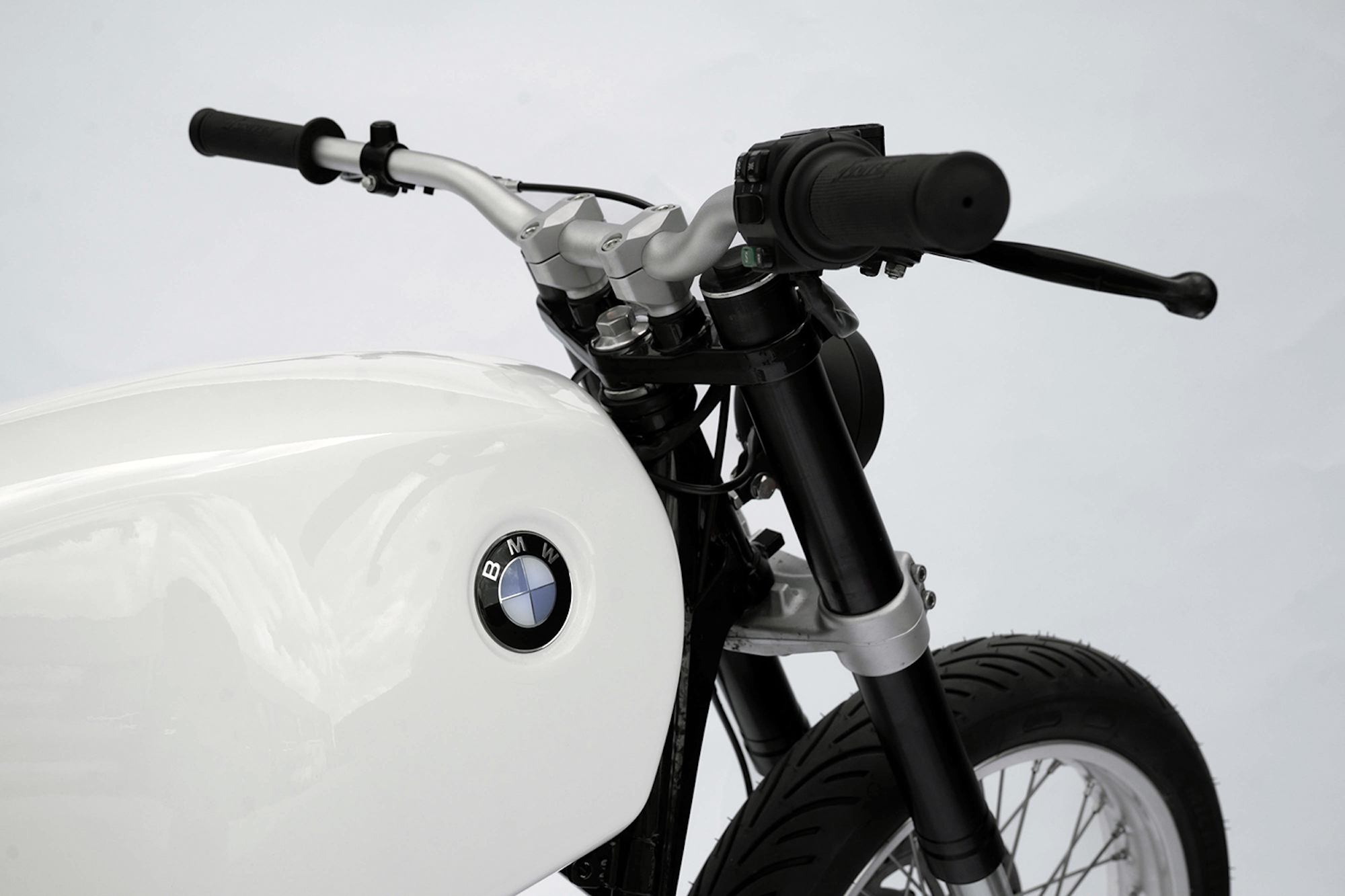 宝马R80捐赠自行车安装了LM Creations电动车传动系统。媒体来源The Pack。