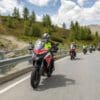 Ducatisti骑着他们的Multistradae。媒体来源杜卡迪相关新闻稿。