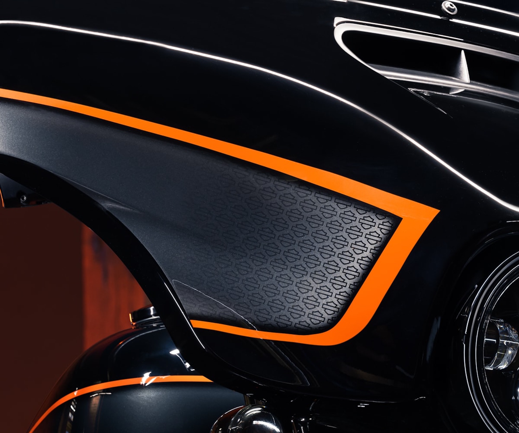 Apex配色，灵感来自哈雷标志性的XR750平轨赛车。媒体来源哈雷戴维森网站。