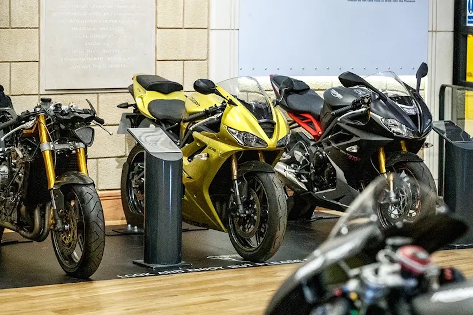 “传奇的代托纳摩托车”，这是英国汽车博物馆第一次专门的摩托车展览。媒体来源:MCN。