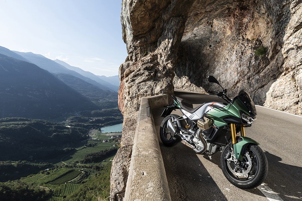 Moto Guzzi的V100 Mandello。媒体来自相关的Moto Guzzi新闻稿。
