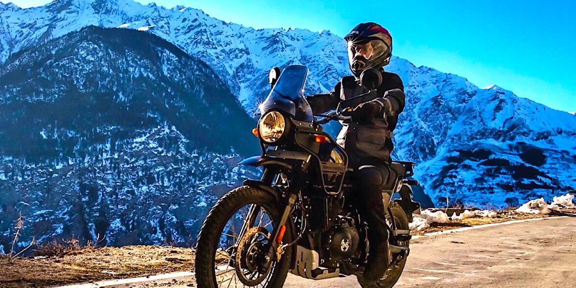 一个皇家恩菲尔德喜马拉雅骑手在华丽的地形。媒体来源自Motorbiscuit。