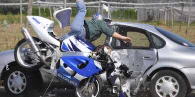 摩托车碰撞试验对一辆汽车