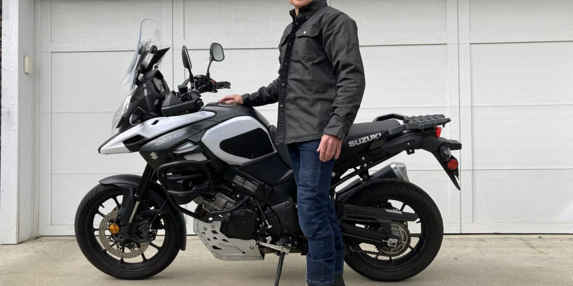 作者穿着蝎子EXO隐蔽上蜡骑衬衫旁边的摩托车