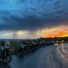 日落时分，摩托车停在乌云下