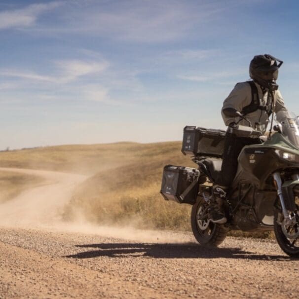 一个骑摩托车的人享受农村的路线上的维生素D推荐的非营利组织被称为野外探索路线。媒体来自BDR的新闻稿。