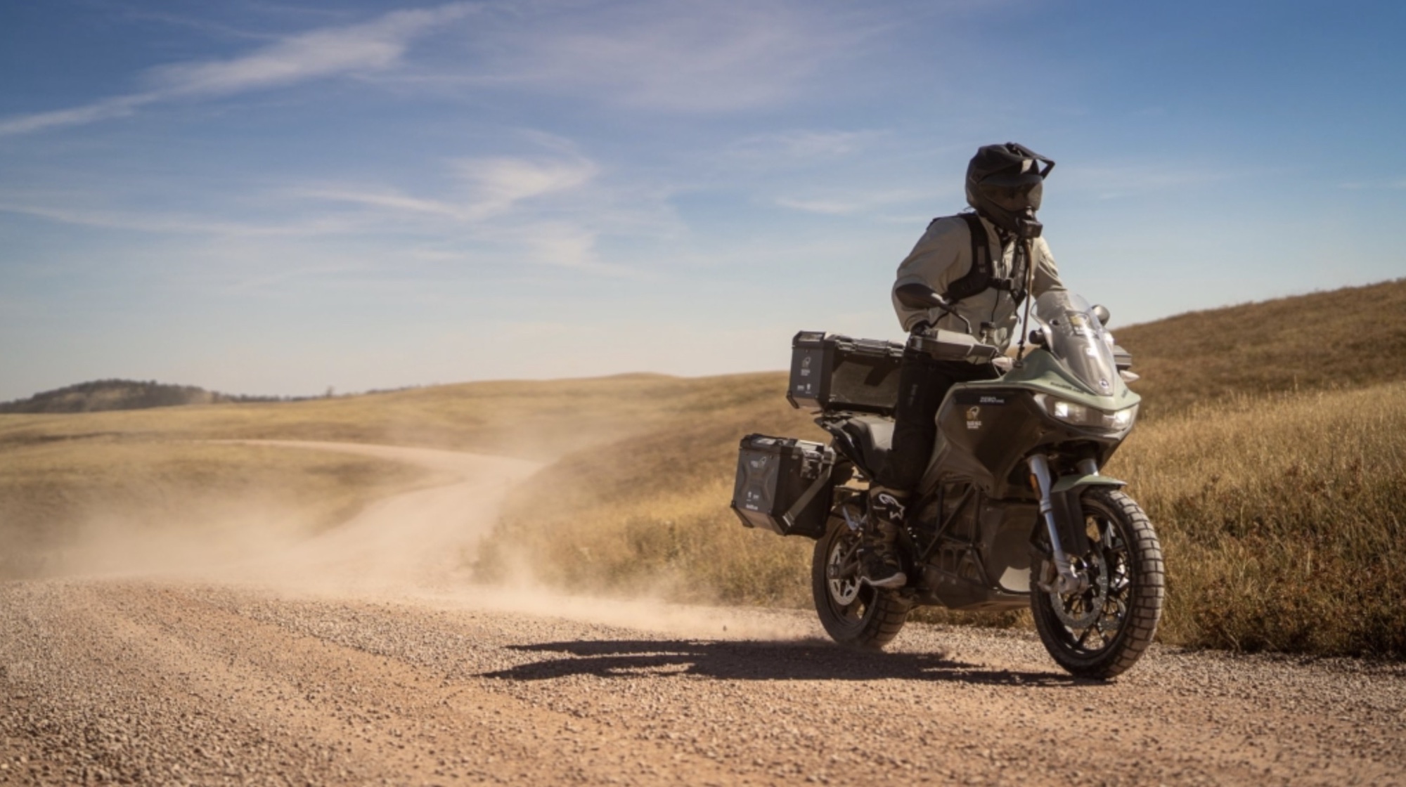 一名骑摩托车的人正在享受“荒野探险”路线。媒体来源自BDR。