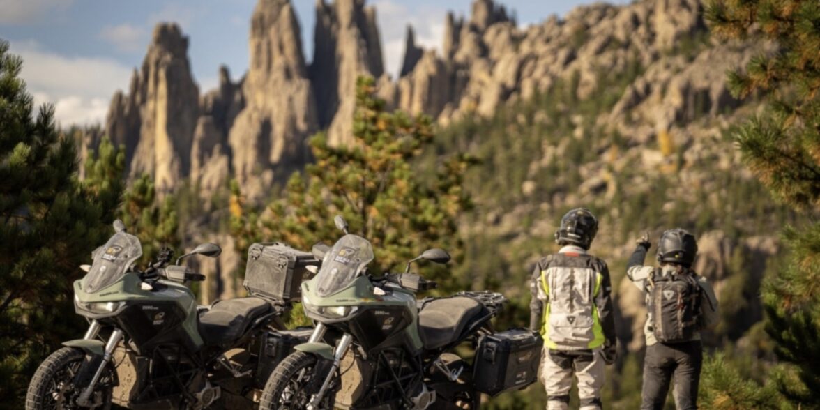 一名骑摩托车的人正在享受“荒野探险”路线。媒体来源自BDR。