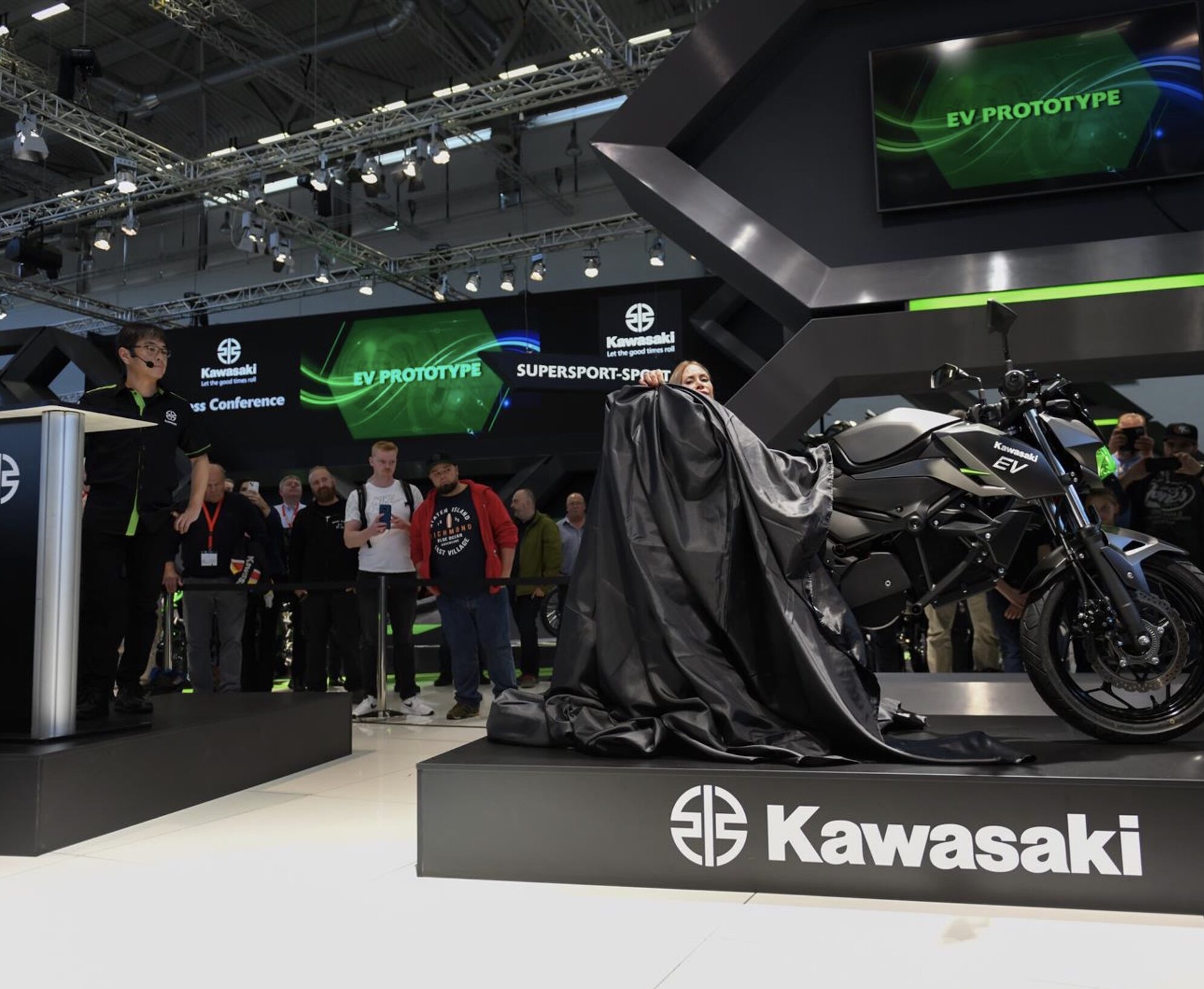川崎在2022年INTERMOT的一个视图，在那里他们丢下了他们的电动汽车生产原型的画布。媒体来源来自川崎欧盟的新闻稿。