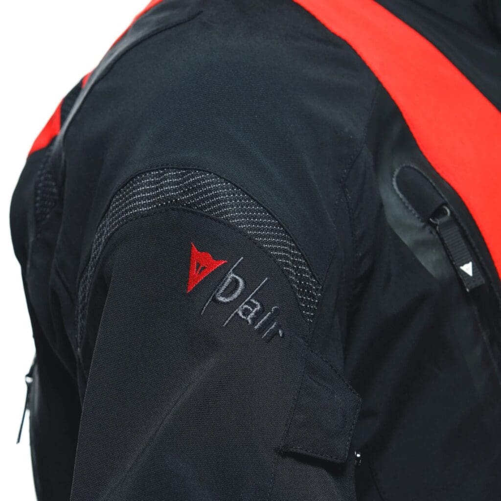 Dainese全新STELVIO D-air®旅行夹克。媒体来源自相关新闻稿。