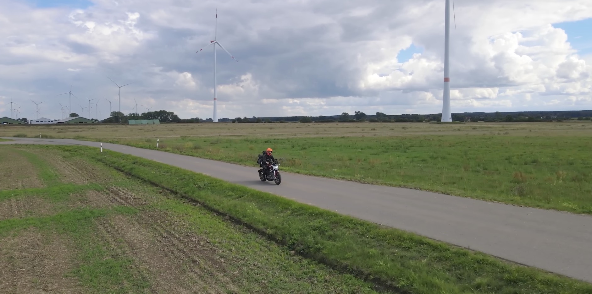 马克乘坐他的Zero SR/F，准备好冒险，因为他努力骑着电动摩托车环游世界。媒体来源YouTube。