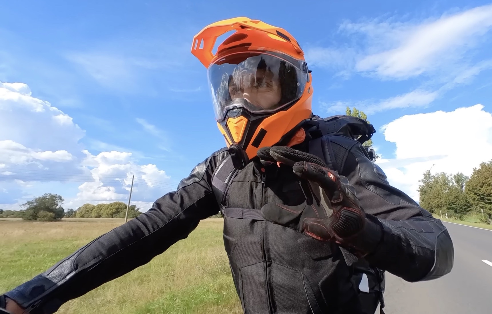 马克乘坐他的Zero SR/F，准备好冒险，因为他努力骑着电动摩托车环游世界。媒体来源YouTube。