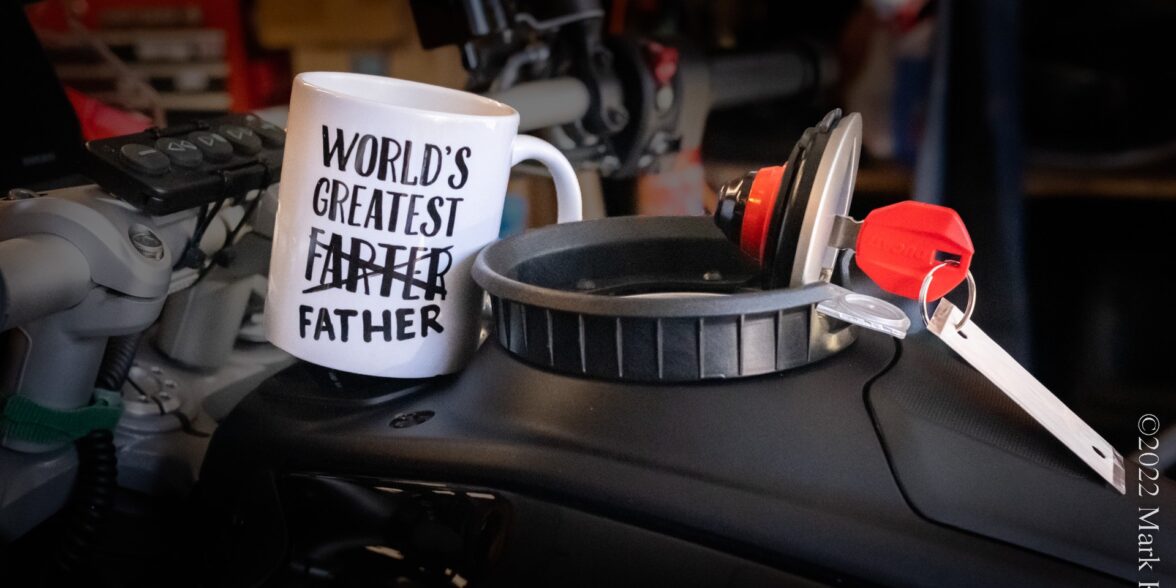摩托车油箱上的新奇咖啡杯