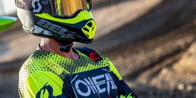 贝尔的骑手穿着Moto-9 MIPS头盔。