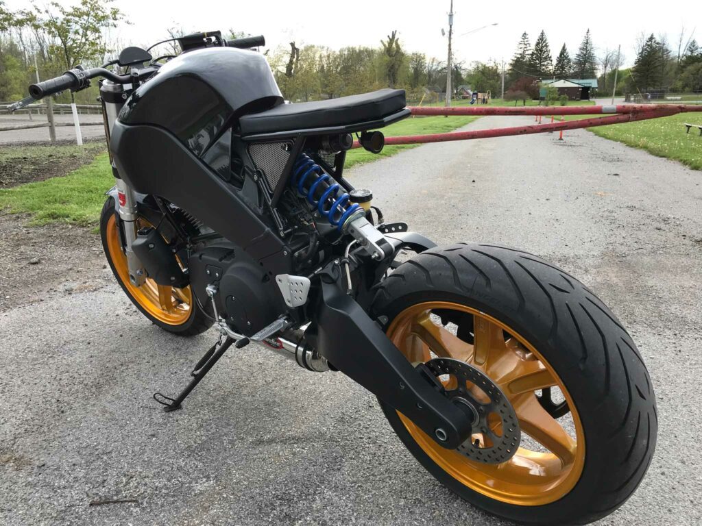 “黑色计划”——一辆2005年Buell Firebolt的定制摩托车。所有媒体都在Handbuilt的网站上对建筑商Nick Eckel进行了采访。