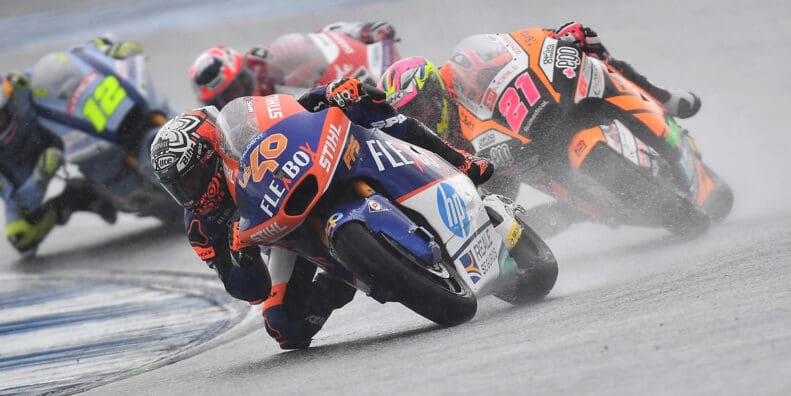 Moto2产品在赛道上的雨水中扭曲。媒体来源:摩托车运动。
