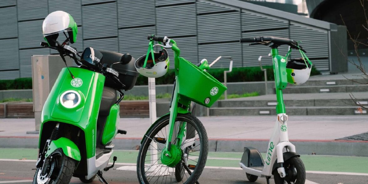 Lime出租电动助力车，eBike和eScooter站在一起在城市里