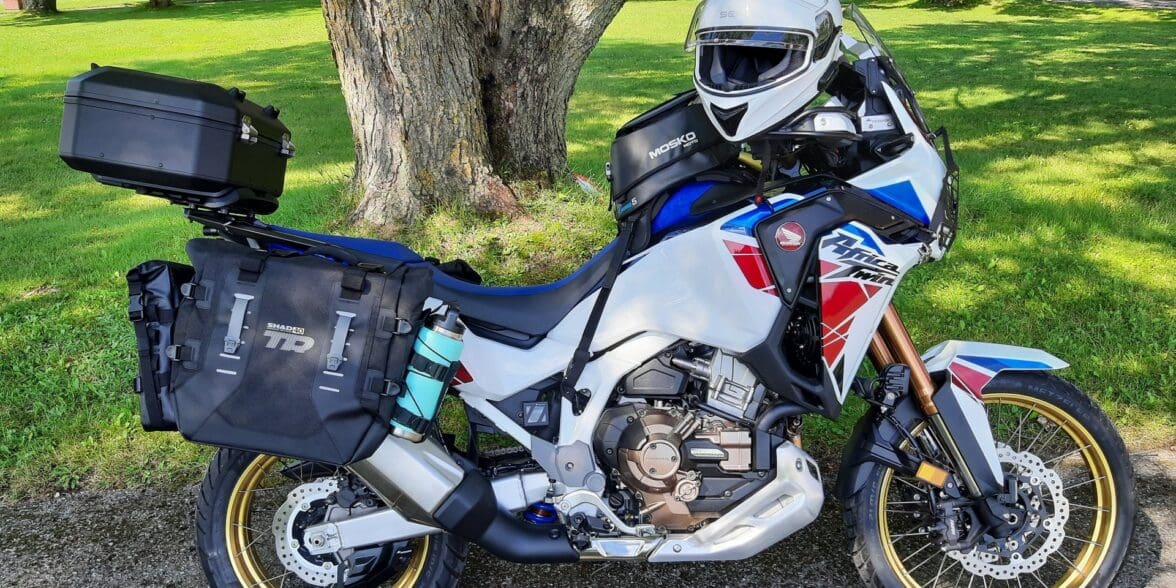 摩托车与Shad Terra软冒险行李