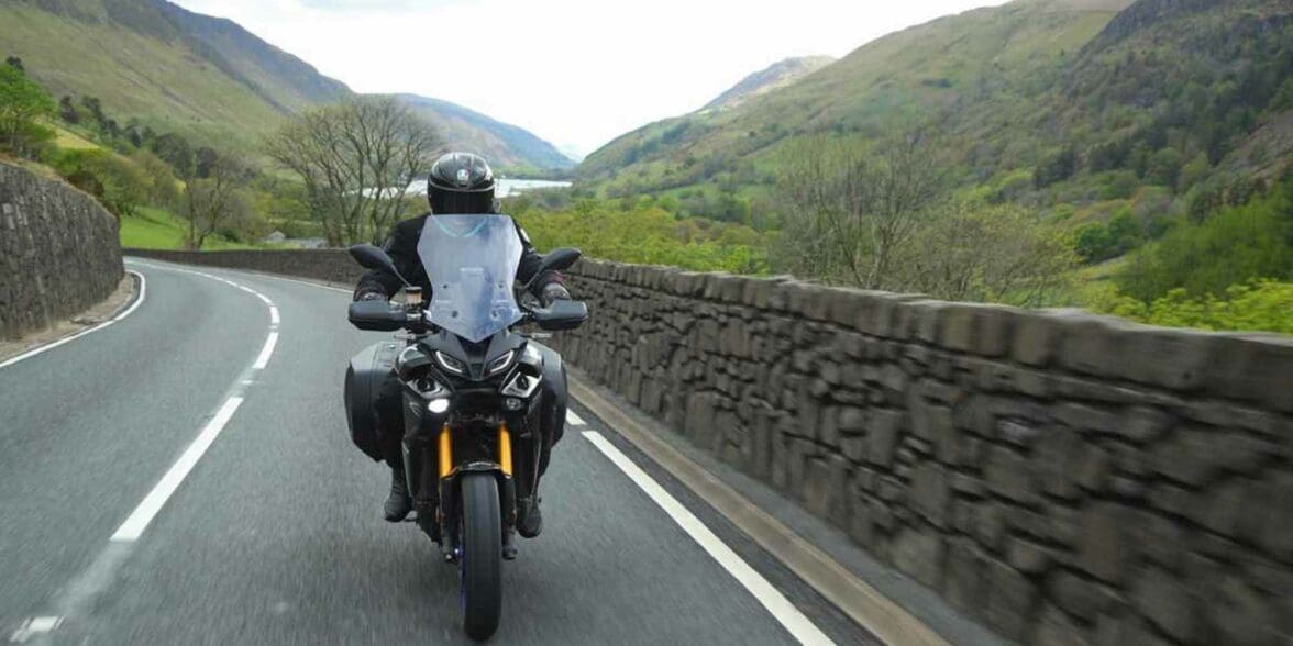 一个骑摩托车的人享受保险——目前onyl每一件事在英国。媒体来自VisorDown。