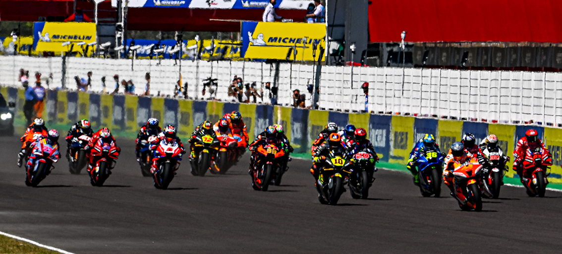 多纳忠实的车手们，在赛季中期的赛道上驰骋。媒体来源:MotoGP。