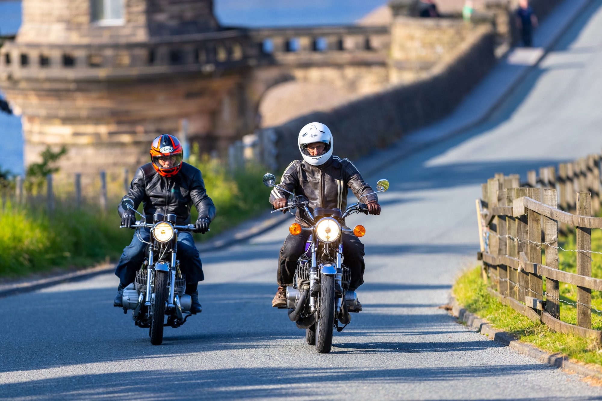 两个骑摩托车的人在阳光下享受美好的旅程。媒体来源:Hagerty UK。