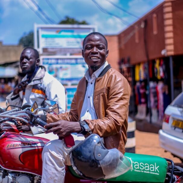 乌干达的骑摩托车的场景,很快就会看到电动摩托车。18luck新利娱乐在线媒体frmo TechCrunch采购。