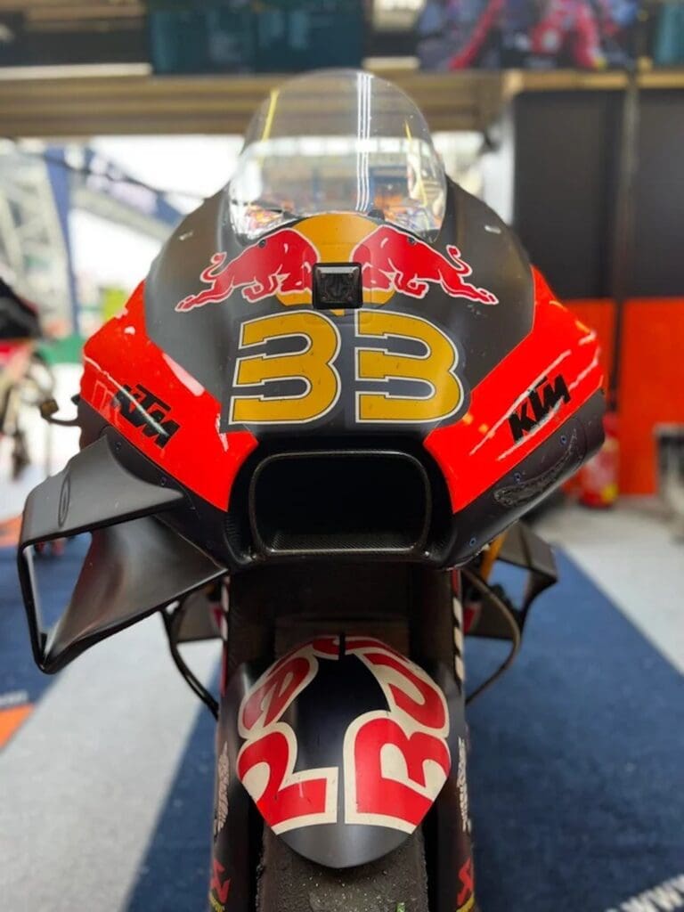 在法国大奖赛第一圈，布拉德·宾德的一个小翼被剪掉后，他的摩托车的视图。媒体来源:MotoGP。