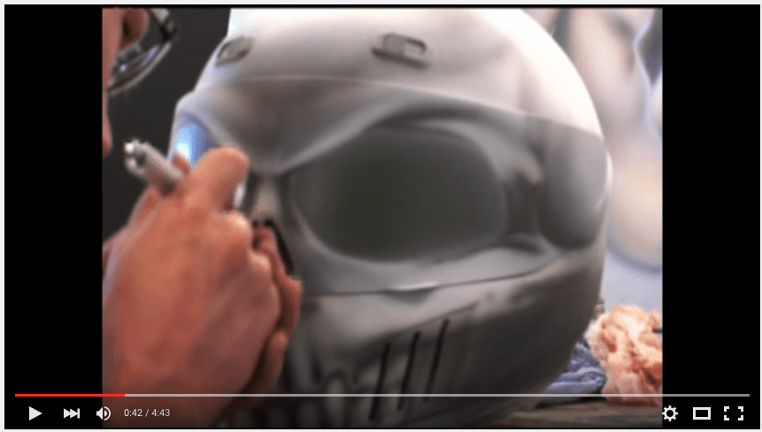 头骨通过面罩头盔可以看到YouTube
