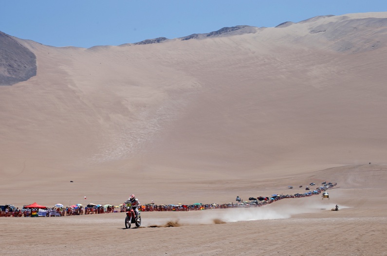琼Barreda圆粒金刚石是智利的沙丘海滩露营