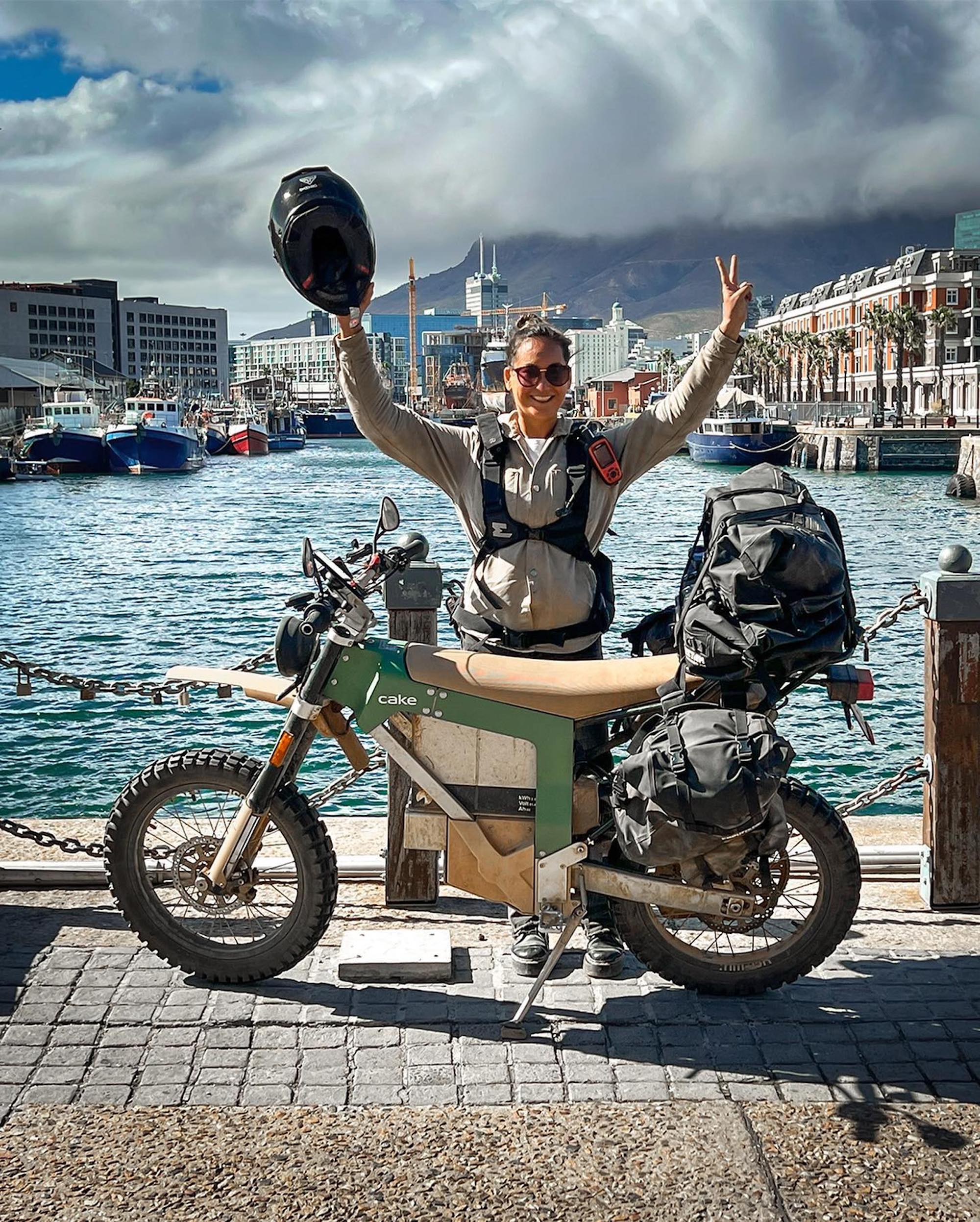 CAKE的销售/客户经理辛杰·戈特瓦尔德(Sinje Gottwald)站在一辆Kalk后面，她打破了“有史以来骑电动摩托车最远距离”的新纪录。媒体来源CAKE的Facebook页面。
