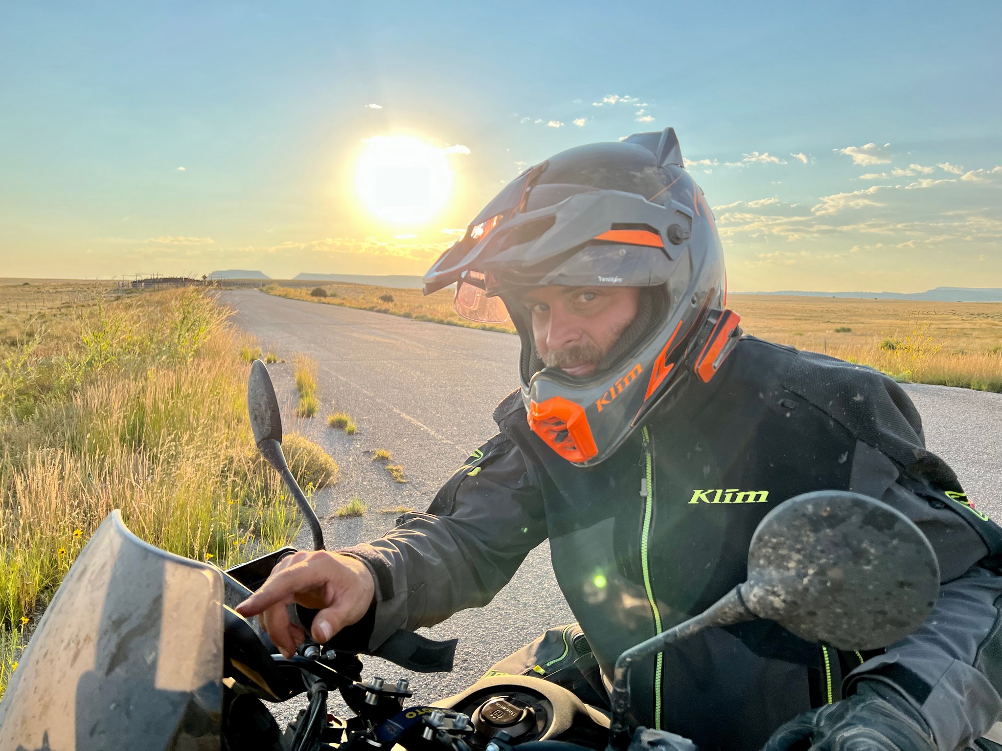 在新墨西哥州的某个地方用我的手机做GPS用我的KTM PT Edge把方向口头传送到我的耳朵里。伊恩·克拉克摄。