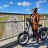 女骑手与电动自行车在桥上俯瞰交通