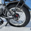 在雪地里的Kommoda电动自行车的后轮