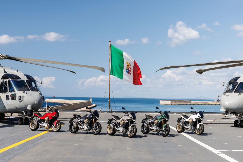 曼德罗航空有限公司V100，庆祝与意大利海军的联系。媒体来源Moto Guzzi的新闻稿。©Francesco Vignali摄影