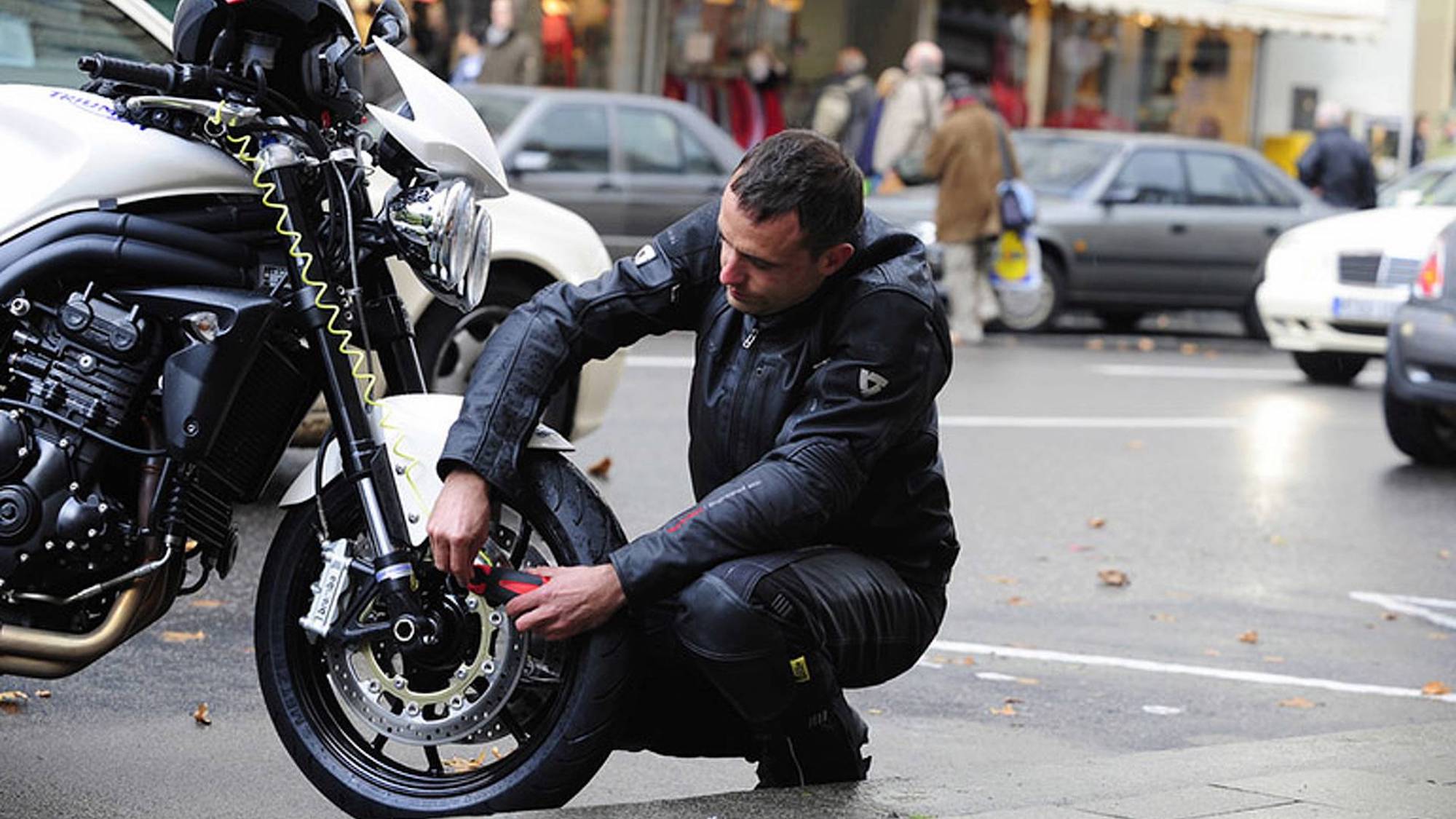 一名男子正在演示如何盗窃摩托车。媒体来源:RideApart