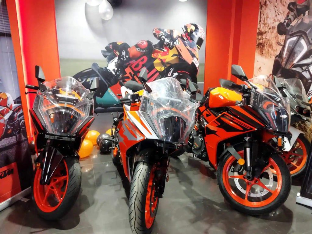 KTM摩托车经销店的景象。媒体来源:Justdial。