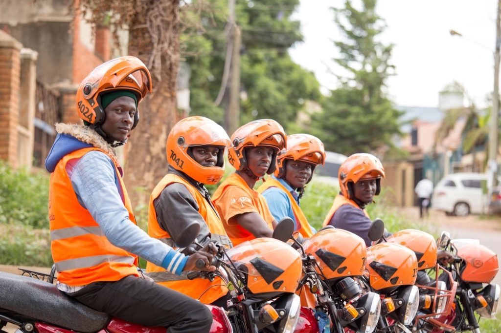 乌干达的骑摩托车的场景,很快就会看到电动摩托车。18luck新利娱乐在线媒体frmo TechCrunch采购。