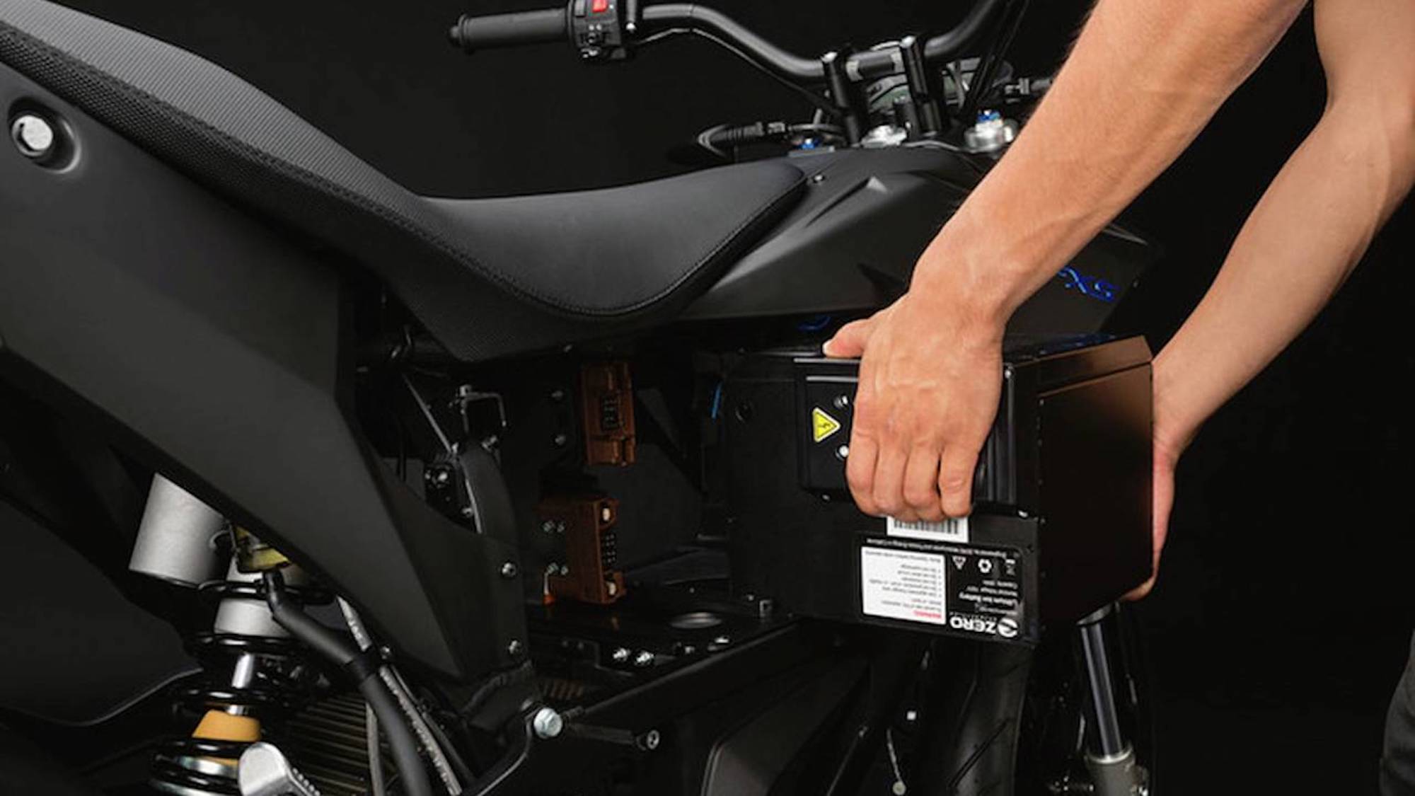 一个零摩托车电池。媒体来自RideApart。