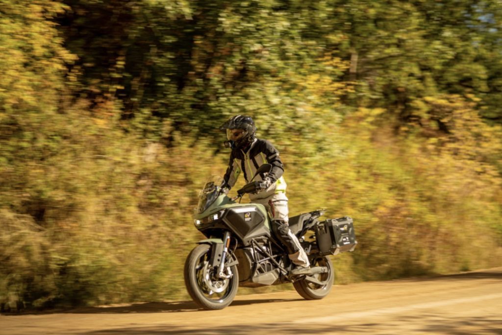一个骑摩托车的人享受农村的路线上的维生素D推荐的非营利组织被称为野外探索路线。媒体来自BDR的新闻稿。