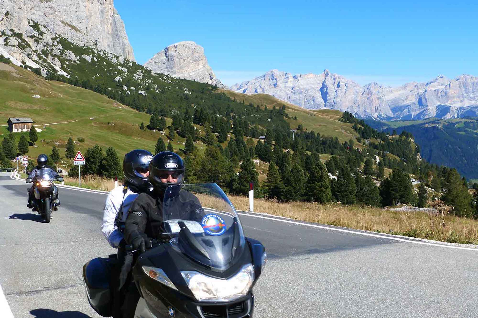 一个骑摩托车的人正在欣赏意大利的白云石。媒体来源:艾尔斯冒险。