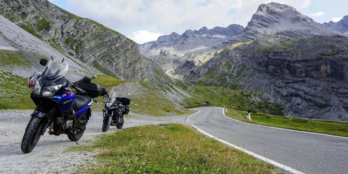 一个骑摩托车的人正在欣赏意大利的白云石。媒体来源:LIFE ON MOTO