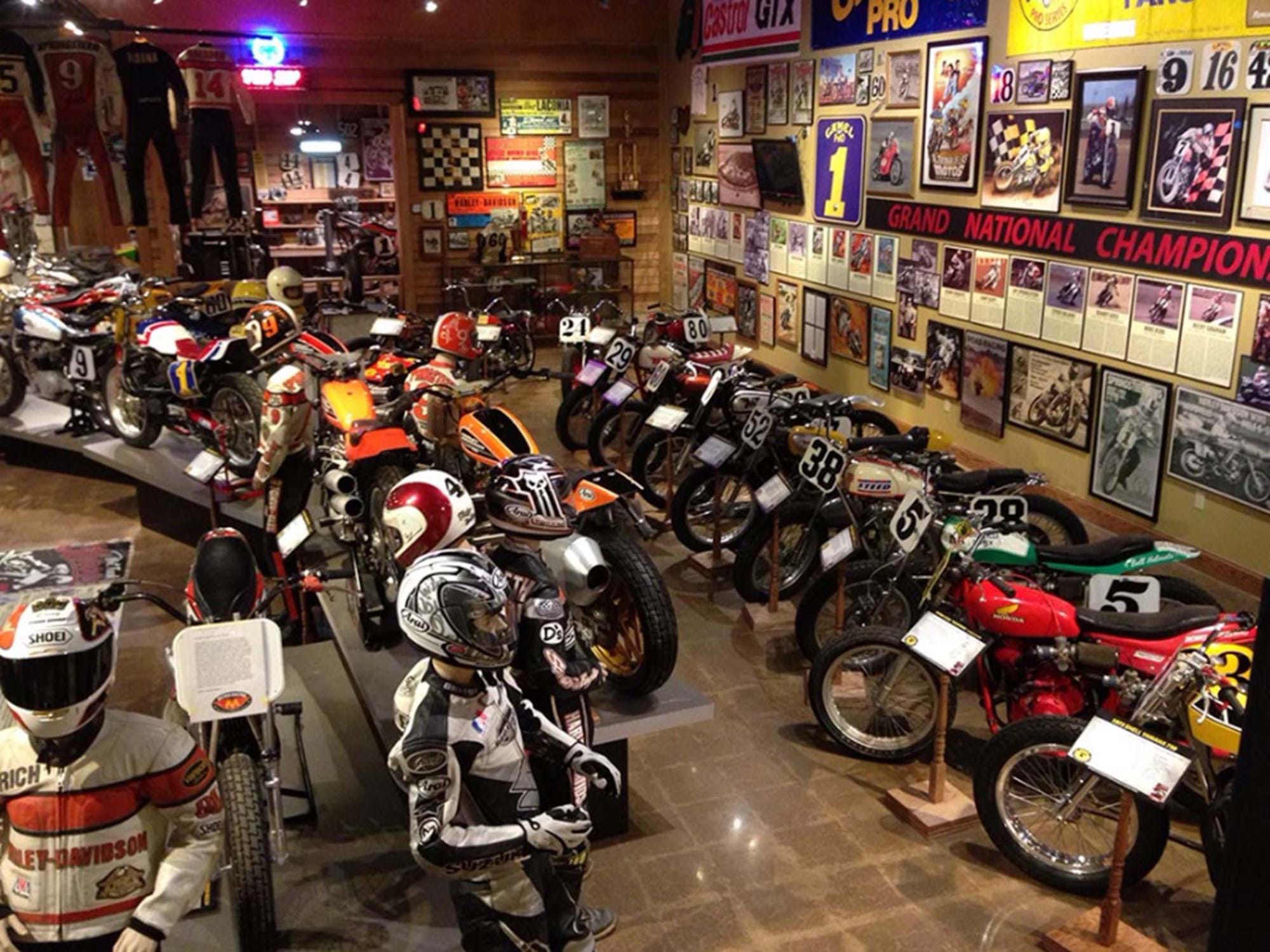 一个视图的集合提供了在爱荷华州的国家摩托车博物馆,这是提供“超过300 collector-grade摩托车和超过1000很多路艺术”指南的砧板。媒体来自NMM。