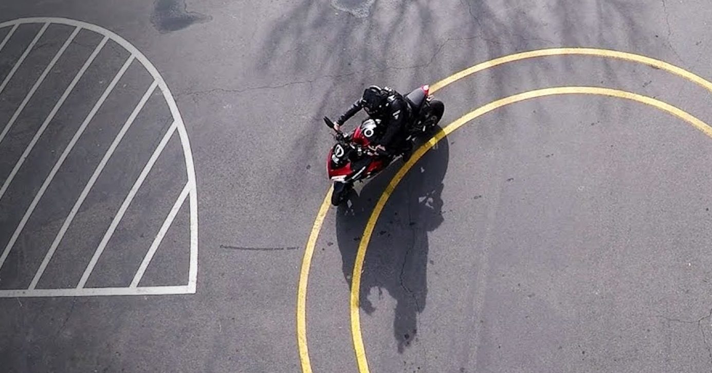 一个骑摩托车的人正在进行摩托车测试。媒体来源Youtube。