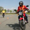 一个骑摩托车的人通过他们的摩托车测试。媒体来自Visordown。