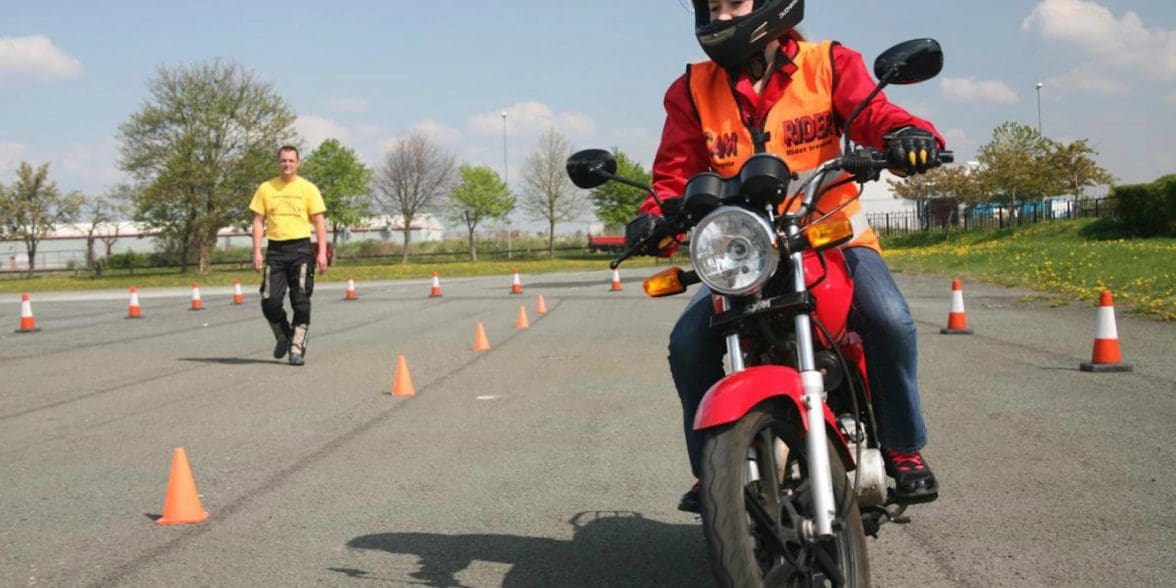 一个骑摩托车的人正在进行摩托车测试。媒体来源:Visordown。