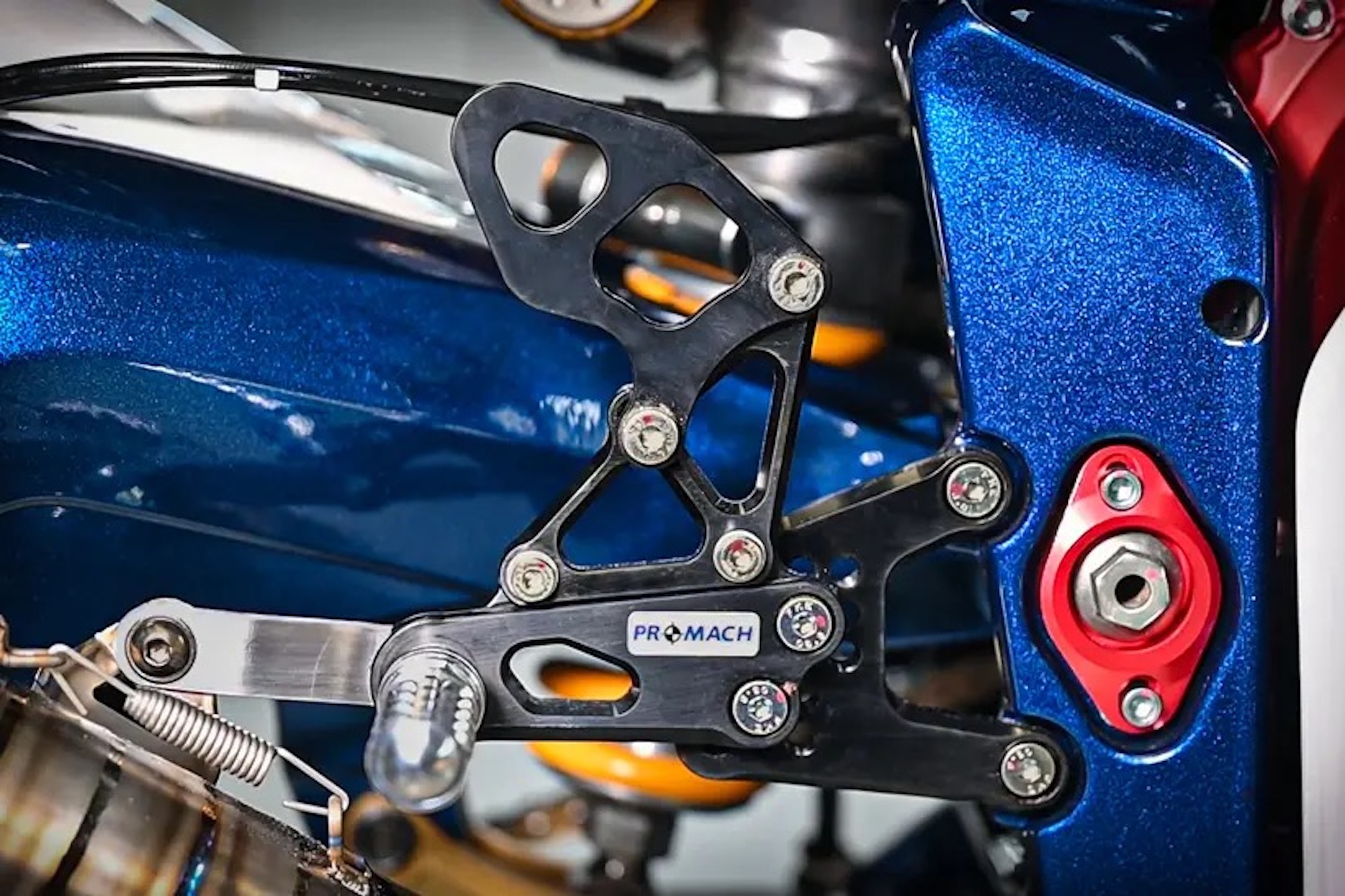 托尼·斯科特的“Moto Evo”，为骑手提供了一个可访问的套件，以完美地打击基于生产的英国超级运动赛车类。媒体来源:MCN。