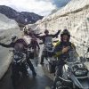 一个视图的骑摩托车的人享受欧洲摩托车之旅。媒体来自冒险。