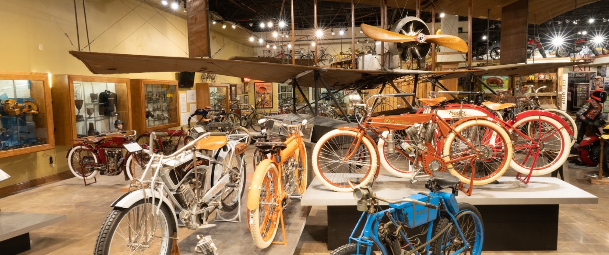 一个视图的集合提供了在爱荷华州的国家摩托车博物馆,这是提供“超过300 collector-grade摩托车和超过1000很多路艺术”指南的砧板。媒体来自NMM。