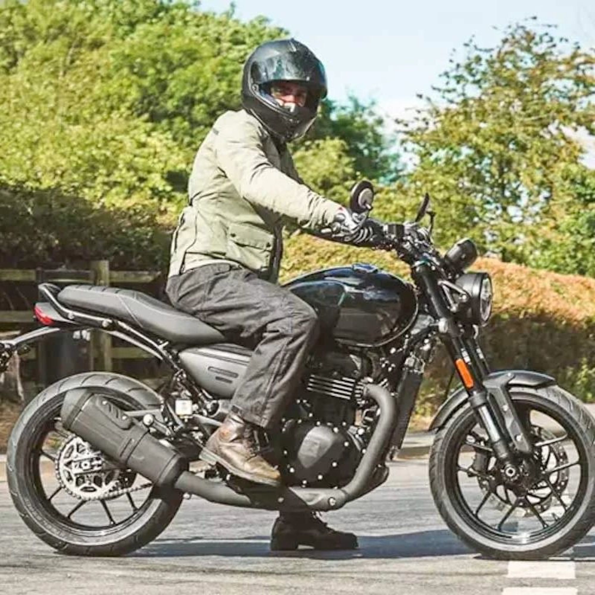 新的Neo-retro裸体和扰码器的视图由胜利和巴贾杰将7月面世。媒体来自摩托车运动。