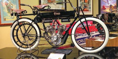 1906年寇蒂斯的双胞胎,现在在爱荷华州的国家摩托车博物馆的收藏。媒体来自NMM。